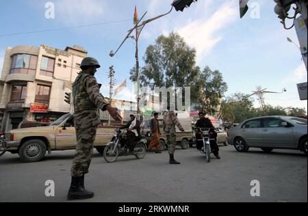 Bildnummer : 58710685 Datum : 16.11.2012 Copyright : imago/Xinhua (121116) -- QUETTA, 16 novembre 2012 (Xinhua) -- des soldats paramilitaires pakistanais dressent la garde sur une route le premier jour du mois sacré islamique de Muharram dans le sud-ouest du Pakistan, Quetta, le 16 novembre 2012. Au total, 65 postes de contrôle ont été établis dans la ville avant Mouharram, premier mois du calendrier islamique et l'un des quatre mois sacrés de l'année, au cours desquels les combats sont interdits. (Xinhua/Iqbal Hussain) (syq) PAKISTAN-QUETTA-MUHARRAM-SECURITY PUBLICATIONxNOTxINxCHN Politik Sicherheit Polizei Polizist xas x Banque D'Images