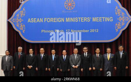 Bildnummer : 58712536 Datum : 17.11.2012 Copyright : imago/Xinhua (121117) -- PHNOM PENH, 17 novembre 2012 (Xinhua) -- le secrétaire général de l’Association des nations de l’Asie du Sud-est (ASEAN), Surin Pitsuwan (1e, R), et le vice-premier ministre cambodgien et ministre des Affaires étrangères Hor Nam Hong (C) posent pour une photo de groupe avec les ministres des Affaires étrangères participant à la réunion des ministres des Affaires étrangères de l’ASEAN à Phnom Penh, Cambodge, le 17 novembre 2012. (Xinhua/Ma Ping) (yc) RÉUNION DES MINISTRES DES AFFAIRES ÉTRANGÈRES CAMBODGE-PHNOM PENH-ASEAN PUBLICATIONxNOTxINxCHN People Politik Wirtschaft ASEAN Staaten xdp x1x 2012 quer premiumd 58712536 Date 17 1 Banque D'Images