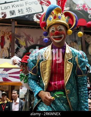 Bildnummer : 58713784 Datum : 17.11.2012 Copyright : imago/Xinhua (121117) -- HONG KONG, 17 novembre 2012 (Xinhua) -- Un clown se produit lors du 11e carnaval LAN Kwai Fong à Hong Kong, dans le sud de la Chine, le 17 novembre 2012. Le carnaval a débuté samedi dans le quartier de LAN Kwai Fong à Hong Kong. (Xinhua/Tang Chen) (lx) CHINA-HONG KONG-LAN KWAI FONG-CARNIVAL (CN) PUBLICATIONxNOTxINxCHN Kultur Karneval xas x0x 2012 hoch 58713784 Date 17 11 2012 Copyright Imago XINHUA Hong Kong nov. 17 2012 XINHUA un clown se produit lors du 11e Carnaval LAN Kwai Fong à Hong Kong Sud de la Chine nov. 17 2012 le Carnaval ki Banque D'Images