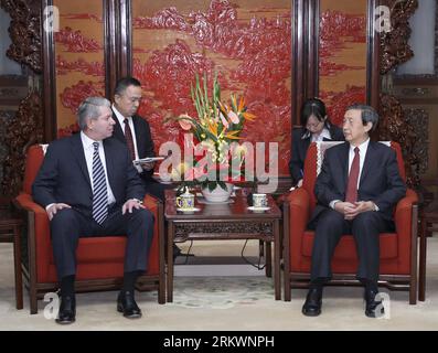 Bildnummer : 58714159 Datum : 18.11.2012 Copyright : imago/Xinhua Ma Kai (à droite), conseiller d'État chinois et secrétaire général du Conseil d'État, rencontre Gene Dodaro (à gauche), contrôleur général du U.S. Government Accountability Office, à Beijing, capitale de la Chine, le 18 novembre 2012. (Xinhua/Pang Xinglei) (mp) CHINA-BEIJING-ma KAI-GENE DODARO-MEETING (CN) PUBLICATIONxNOTxINxCHN People Politik x0x xds 2012 quer 58714159 Date 18 11 2012 Copyright Imago XINHUA ma Kai r les conseillers d'Etat chinois et le Secrétaire général du Conseil d'Etat rencontrent Genes Dodaro l contrôleur général de l'U S Banque D'Images