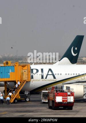 Bildnummer : 58716780 Datum : 18.11.2012 Copyright : imago/Xinhua (121118) -- KARACHI, 18 novembre 2012 (Xinhua) -- des sauveteurs se rassemblent autour d'un avion de la Pakistan International Airline (PIA) après un atterrissage d'urgence à un aéroport de Karachi, dans le sud du Pakistan, le 18 novembre 2012. L'avion de passagers PIA à destination de Londres avec environ 180 à bord a fait un atterrissage d'urgence après que son moteur a pris feu peu après son décollage de l'aéroport international de Karachi dimanche, a rapporté les médias locaux Geo. (Xinhua/Masroor) PAKISTAN-AVION-ATTERRISSAGE D'URGENCE PUBLICATIONxNOTxINxCHN Gesellschaft Luftfahrt Flug Banque D'Images