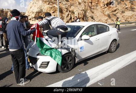 Bildnummer : 58721024 Datum : 19.11.2012 Copyright : imago/Xinhua (121119) -- RAMALLAH, 19 novembre 2012 (Xinhua) -- des manifestants palestiniens s'affrontent avec des troupes israéliennes près de la ville de Ramallah en Cisjordanie à la suite d'une manifestation en faveur de la bande de Gaza, le 19 novembre 2012. (Xinhua/Fadi Arouri) MIDEAST-RAMALLAH-PALESTINIENS-ISRAËL-AFFRONTEMENTS PUBLICATIONxNOTxINxCHN Gesellschaft Demo de protestation Strassensperre Nahostkonflikt Konflikt Gazastreifen premiumd x0x xac 2012 quer 58721024 Date 19 11 2012 Copyright Imago XINHUA Ramallah nov 19 2012 XINHUA manifestants PALESTINIENS affrontent les troupes israéliennes près de Banque D'Images