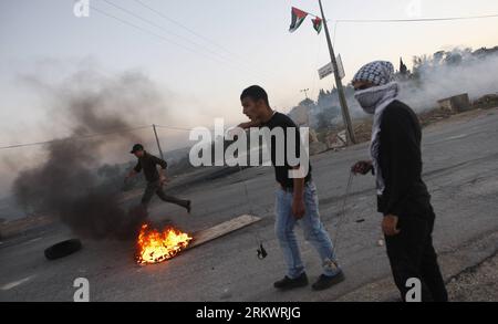 Bildnummer: 58723845  Datum: 20.11.2012  Copyright: imago/Xinhua RAMALLAH, Nov. 20, 2012 - Palestinians clash with Israeli troops at Atara checkpoint, north of the West Bank city of Ramallah, Nov. 20, 2012, as fighting between Israel and Gaza-based militants continue on the seventh day. (Xinhua/Fadi Arouri) MIDEAST-RAMALLAH-CLASHES PUBLICATIONxNOTxINxCHN Politik Gaza Gazastreifen Nahost Nahostkonflikt Konflikt Israel Palästina Ausschreitungen Strassenkampf xdp x0x premiumd 2012 quer     58723845 Date 20 11 2012 Copyright Imago XINHUA Ramallah Nov 20 2012 PALESTINIANS Clash With Israeli Troops Stock Photo