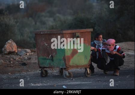 Bildnummer: 58723846  Datum: 20.11.2012  Copyright: imago/Xinhua RAMALLAH, Nov. 20, 2012 - Palestinians clash with Israeli troops at Atara checkpoint, north of the West Bank city of Ramallah, Nov. 20, 2012, as fighting between Israel and Gaza-based militants continue on the seventh day. (Xinhua/Fadi Arouri) MIDEAST-RAMALLAH-CLASHES PUBLICATIONxNOTxINxCHN Politik Gaza Gazastreifen Nahost Nahostkonflikt Konflikt Israel Palästina Ausschreitungen Strassenkampf xdp x0x premiumd 2012 quer     58723846 Date 20 11 2012 Copyright Imago XINHUA Ramallah Nov 20 2012 PALESTINIANS Clash With Israeli Troops Stock Photo