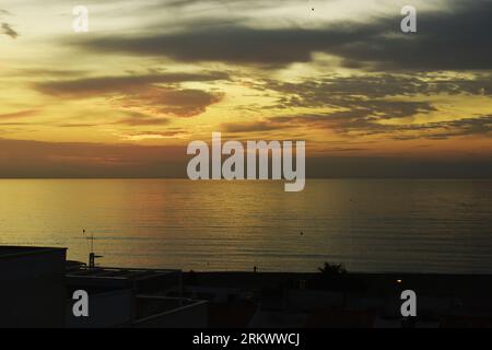 Coucher de soleil spectaculaire avec nuages. Coucher de soleil spectaculaire sur la mer Banque D'Images