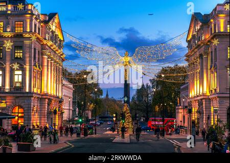 Londres, Angleterre, Royaume-Uni - 23 novembre 2022 : vue de rue des bâtiments traditionnels de London City illuminés par des décorations de Noël lumières au crépuscule Banque D'Images