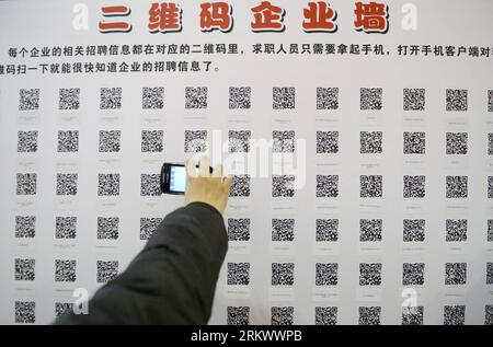 Bildnummer : 58763203 Datum : 24.11.2012 Copyright : imago/XINHUA (121124) -- YINCHUAN, 24 novembre 2012 (Xinhua) -- Un chercheur d'emploi scanne les codes de réponse rapide (QR code) avec un smartphone pour obtenir des informations sur l'emploi lors d'un salon de l'emploi à Yinchuan, capitale de la région autonome hui de Ningxia, le 24 novembre 2012. L'hôte du salon de l'emploi a fourni des codes QR pour la commodité du demandeur d'emploi.(XINHUA/Wang Peng) (zkr) CHINA-YINCHUAN-JOB FAIR-QUICK RESPONSE CODE(CN) PUBLICATIONxNOTxINxCHN Gesellschaft Arbeit Arbeitssuche Jobbörse smartphone Fotografieren Code xjh x0x 2012 quer 58763203 Date 24 11 20 Banque D'Images