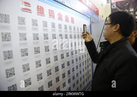 Bildnummer : 58763206 Datum : 24.11.2012 Copyright : imago/XINHUA (121124) -- YINCHUAN, 24 novembre 2012 (Xinhua) -- Un chercheur d'emploi scanne les codes de réponse rapide (QR code) avec un smartphone pour obtenir des informations sur l'emploi lors d'un salon de l'emploi à Yinchuan, capitale de la région autonome hui de Ningxia, le 24 novembre 2012. L'hôte du salon de l'emploi a fourni des codes QR pour la commodité des demandeurs d'emploi. (XINHUA/Wang Peng) (zkr) CHINA-YINCHUAN-JOB FAIR-QUICK RESPONSE CODE(CN) PUBLICATIONxNOTxINxCHN Gesellschaft Arbeit Arbeitssuche Jobbörse smartphone Fotografieren Code xjh x0x 2012 quer 58763206 Date 24 11 Banque D'Images
