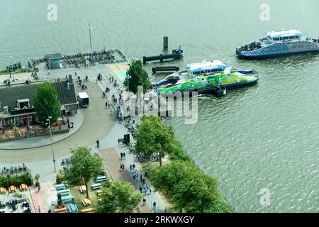 Amsterdam, Hollande - 17 juillet 2023 : ferry d'Amsterdam en service entre la gare centrale et Amsterdam-Noord. Banque D'Images