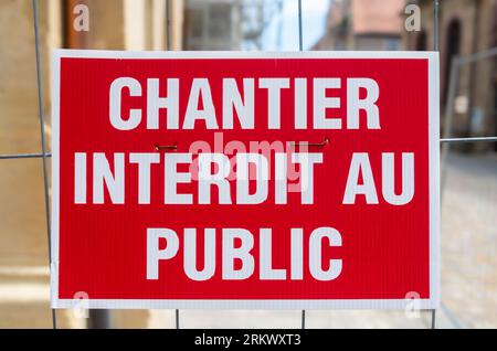 Un signe français en traduction anglaise : chantier de construction - ne pas entrer Banque D'Images