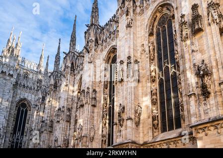 L'extérieur de la cathédrale de Milan est orné d'une multitude de sculptures complexes, de flèches et de détails architecturaux qui créent une atmosphère à couper le souffle Banque D'Images