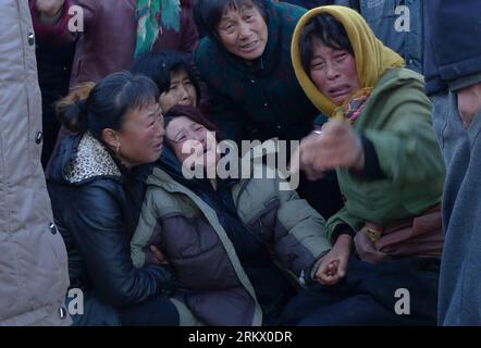 Bildnummer : 58842718 Datum : 28.11.2012 Copyright : imago/Xinhua (121128) -- DALIAN, 28 novembre 2012 (Xinhua) -- des parents de victimes sont vus dans un port près duquel un bateau de pêche a chaviré et coulé à Dalian, dans la province du Liaoning du nord-est de la Chine, le 28 novembre 2012. Douze ont été confirmés morts et quatre étaient toujours portés disparus après qu'un bateau de pêche, avec 17 membres d'équipage à bord, a coulé près d'un port de pêche à Dalian tôt le matin de mercredi. La seule personne qui a été sauvée était dans un état normal et sous observation dans un hôpital local. (XINHUA) (LMM) CHINE-DALIAN-ACCIDENT DE BATEAU DE PÊCHE (CN) PUBLICA Banque D'Images