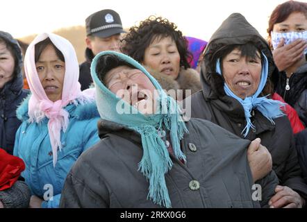 Bildnummer: 58842719  Datum: 28.11.2012  Copyright: imago/Xinhua (121128) -- DALIAN, Nov. 28, 2012 (Xinhua) -- Relatives of victims are seen at a port near which a fishing boat capsized and sank in Dalian, northeast China s Liaoning Province, Nov. 28, 2012. Twelve have been confirmed dead and four were still missing after a fishing boat, with 17 crew members on board, sank near a fishing port in Dalian on the early morning of Wednesday. The only person who was saved was in normal condition and under observation at a local hospital. (Xinhua) (lmm) CHINA-DALIAN-FISHING BOAT-ACCIDENT (CN) PUBLICA Stock Photo