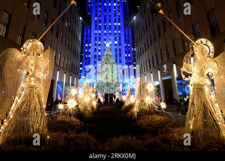 (121129) -- NEW YORK, 28 novembre 2012 (Xinhua) -- la photo prise le 28 novembre 2012 montre un sapin de Noël de 80 mètres de haut par le Rockefeller Center à New York, aux États-Unis. Chaque année, un sapin de Noël sera illuminé par le Rockefeller Center pour saluer Noël et le nouvel an. (Xinhua/Wang Lei) (syq) U.S.-NEW YORK-ROCKEFELLER CENTER-CHRISTMAS TREE PUBLICATIONxNOTxINxCHN New York novembre 28 2012 XINHUA photo prise LE 28 2012 novembre montre un arbre de Noël de 80 pieds par Rockefeller Center à New York les États-Unis chaque année, un arbre de Noël sera illuminé par le Rockefeller Center pour saluer le prochain Chr Banque D'Images