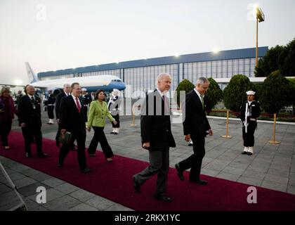 Bildnummer : 58857378 Datum : 30.11.2012 Copyright : imago/Xinhua (121201) -- MEXICO, 30 novembre 2012 (Xinhua) -- le vice-président américain Joe Biden (C, front) arrive à l'aéroport international Benito Juarez, à Mexico, capitale du Mexique, le 30 novembre 2012. (Xinhua/Eduardo Verdugo/AP POOL) (ce) MEXICO-MEXICO CITY-U.S.-BIDEN PUBLICATIONxNOTxINxCHN People Politik USA Joseph premiumd xns x1x 2012 quer 58857378 Date 30 11 2012 Copyright Imago XINHUA Mexico Nov 30 2012 XINHUA U S vice-président Joe Biden C Front arrive À l'aéroport international Benito Juarez à Mexico capitale du Mexi Banque D'Images