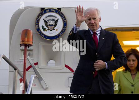 Bildnummer : 58857382 Datum : 30.11.2012 Copyright : imago/Xinhua (121201) -- MEXICO, 30 novembre 2012 (Xinhua) -- le vice-président américain Joe Biden fait des vagues à son arrivée à l'aéroport international Benito Juarez, à Mexico, capitale du Mexique, le 30 novembre 2012. (Xinhua/Eduardo Verdugo/AP POOL) (ce) MEXICO-MEXICO CITY-U.S.-BIDEN PUBLICATIONxNOTxINxCHN People Politik USA Joseph premiumd xns x1x 2012 quer 58857382 Date 30 11 2012 Copyright Imago XINHUA Mexico City nov 30 2012 XINHUA U S vice-président Joe Biden fait des vagues alors qu'il arrive À l'aéroport international Benito Juarez dans la capitale de Mexico Banque D'Images