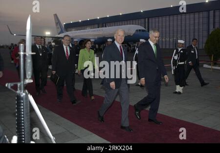 Bildnummer: 58857381  Datum: 30.11.2012  Copyright: imago/Xinhua (121201) -- MEXICO CITY, Nov. 30, 2012 (Xinhua) -- U.S. Vice President Joe Biden (C, front) arrives at Benito Juarez International Airport, in Mexico City, capital of Mexico, on Nov. 30, 2012. (Xinhua/Eduardo Verdugo/AP POOL) (ce) MEXICO-MEXICO CITY-U.S.-BIDEN PUBLICATIONxNOTxINxCHN People Politik USA Joseph premiumd xns x1x 2012 quer     58857381 Date 30 11 2012 Copyright Imago XINHUA  Mexico City Nov 30 2012 XINHUA U S Vice President Joe Biden C Front arrives AT Benito Juarez International Airport in Mexico City Capital of Mexi Stock Photo