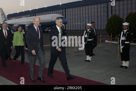 Bildnummer : 58857379 Datum : 30.11.2012 Copyright : imago/Xinhua (121201) -- MEXICO, 30 novembre 2012 (Xinhua) -- le vice-président américain Joe Biden (3e, L) arrive à l'aéroport international Benito Juarez, à Mexico, capitale du Mexique, le 30 novembre 2012. (Xinhua/Eduardo Verdugo/AP POOL) (ce) MEXICO-MEXICO CITY-U.S.-BIDEN PUBLICATIONxNOTxINxCHN People Politik USA Joseph premiumd xns x1x 2012 quer 58857379 Date 30 11 2012 Copyright Imago XINHUA Mexico Nov 30 2012 XINHUA U S vice-président Joe Biden 3rd l arrive À l'aéroport international Benito Juarez à Mexico capitale du Mexique O Banque D'Images