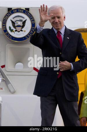 Bildnummer : 58857380 Datum : 30.11.2012 Copyright : imago/Xinhua (121201) -- MEXICO, 30 novembre 2012 (Xinhua) -- le vice-président américain Joe Biden fait des vagues à son arrivée à l'aéroport international Benito Juarez, à Mexico, capitale du Mexique, le 30 novembre 2012. (Xinhua/Eduardo Verdugo/AP POOL) (ce) MEXICO-MEXICO CITY-U.S.-BIDEN PUBLICATIONxNOTxINxCHN People Politik USA Joseph premiumd xns x1x 2012 hoch 58857380 Date 30 11 2012 Copyright Imago XINHUA Mexico City nov 30 2012 XINHUA U S vice-président Joe Biden fait des vagues alors qu'il arrive À l'aéroport international Benito Juarez dans la capitale de Mexico Banque D'Images