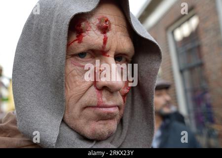 Homme avec une écharpe grise et avec des pustules saignantes dans son visage ridé, pendant le Dickens Feast à Deventer Banque D'Images