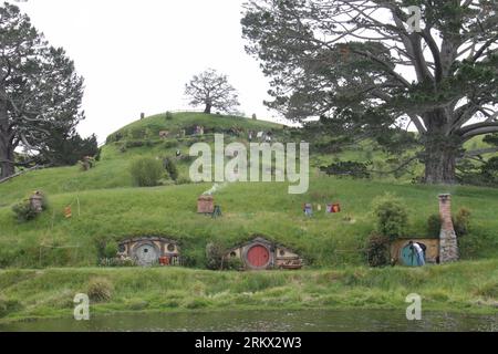 Bildnummer : 58862090 Datum : 29.11.2012 Copyright : imago/Xinhua WELLINGTON - photo prise le 29 novembre 2012 montre le lieu de tournage du film Hobbit à Hobbiton sur la ferme de la famille Alexander près de Matamata, la ville de l'île nord de la Nouvelle-Zélande. Le tournage de The Hobbit : an Unexpected Journey est tellement fantastique dans la campagne vallonnée qui ressemblait étroitement au comté dans les classiques populaires de J.R.R Tolkien, attirant beaucoup de fans et de touristes. (Xinhua/Liu Jieqiu) autorisé par ytfs NEW ZEALAND-WELLINGTON-FILM-HOBBIT-HOBBITON PUBLICATIONxNOTxINxCHN Entertainment film Filmkulisse Kulisse Filmse Banque D'Images