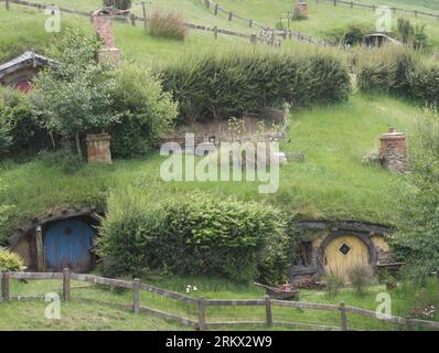 WELLINGTON -- une photo prise le 29 novembre 2012 montre le lieu de tournage du film Hobbit à Hobbiton sur la ferme familiale Alexander près de Matamata, ville de l'île nord de la Nouvelle-Zélande. Le tournage de The Hobbit : an Unexpected Journey est tellement fantastique dans la campagne vallonnée qui ressemblait étroitement au comté dans les classiques populaires de J.R.R Tolkien, attirant beaucoup de fans et de touristes. (Xinhua/Liu Jieqiu) autorisé par ytfs NEW ZEALAND-WELLINGTON-FILM-HOBBIT-HOBBITON PUBLICATIONxNOTxINxCHN Wellington photo prise LE 29 2012 novembre montre le lieu de tournage du film Hobbit S À Hobbiton SUR l'Alexande Banque D'Images