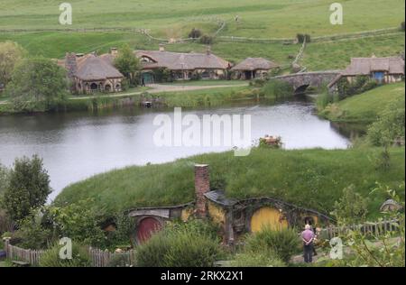 Bildnummer : 58862092 Datum : 29.11.2012 Copyright : imago/Xinhua WELLINGTON - photo prise le 29 novembre 2012 montre le lieu de tournage du film Hobbit à Hobbiton sur la ferme de la famille Alexander près de Matamata, la ville de l'île nord de la Nouvelle-Zélande. Le tournage de The Hobbit : an Unexpected Journey est tellement fantastique dans la campagne vallonnée qui ressemblait étroitement au comté dans les classiques populaires de J.R.R Tolkien, attirant beaucoup de fans et de touristes. (Xinhua/Liu Jieqiu) autorisé par ytfs NEW ZEALAND-WELLINGTON-FILM-HOBBIT-HOBBITON PUBLICATIONxNOTxINxCHN Entertainment film Filmkulisse Kulisse Filmse Banque D'Images