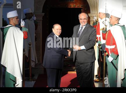 Bildnummer : 58866554 Datum : 03.12.2012 Copyright : imago/Xinhua (121203) -- ALGER, 3 décembre 2012 (Xinhua) -- le président algérien Abdelaziz Bouteflika (G) accueille le Premier ministre tunisien Hamadi Jebali à Alger, Algérie, le 3 décembre 2012. Jebali a entamé dimanche une visite de deux jours en Algérie, à l’invitation de son homologue Abdelmalek Sellal. (Xinhua/Mohamed Kadri) ALGÉRIE-TUNISIE-VISITE PUBLICATIONxNOTxINxCHN People Politik premiumd xns x0x 2012 quer 58866554 Date 03 12 2012 Copyright Imago XINHUA Alger DEC 3 2012 XINHUA le président algérien Abdel Aziz Bouteflika l souhaite la bienvenue au Tunisien Banque D'Images