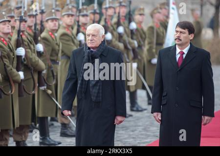 Bildnummer : 58870457 Datum : 04.12.2012 Copyright : imago/Xinhua (121204) -- BUDAPEST, 4 décembre 2012 (Xinhua) -- le président tchèque Vaclav Klaus (Front L) et le président hongrois Janos Ader (Front R) inspectent la garde d'honneur lors d'une cérémonie de bienvenue à Budapest, Hongrie, le 4 décembre 2012. (Xinhua/Attila Volgyi)(zcc) HONGRIE-BUDAPEST-PRÉSIDENT TCHÈQUE-VISITE PUBLICATIONxNOTxINxCHN People Politik x0x xds 2012 quer premiumd 58870457 Date 04 12 2012 Copyright Imago XINHUA Budapest DEC 4 2012 XINHUA le président tchèque Vaclav Klaus Front l et le président hongrois Janos Artery Front r inspectent le Gua Banque D'Images