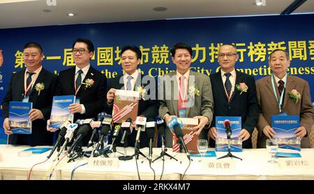Bildnummer : 58885921 Datum : 05.12.2012 Copyright : imago/Xinhua (121205) -- HONG KONG, 5 décembre 2012 (Xinhua) -- des invités posent pour une photo de groupe lors d'une conférence de presse pour le 11e classement de compétitivité des villes de Chine publié par l'Institut chinois de compétitivité des villes dans le sud de la Chine à Hong Kong, le 5 décembre 2012. Les trois premières villes chinoises du classement global de compétitivité sont Hong Kong, la municipalité de Shanghai dans l est de la Chine et Beijing, la capitale chinoise. (Xinhua/Jin Yi) (wjq) CHINA-HONG KONG-CITY COMPETITIVENESS RANKING-CONFERENCE DE PRESSE (CN) PUBLICATIONxNOTxINxCHN People Politik x0x xmb 201 Banque D'Images