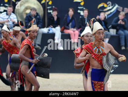 Bildnummer : 58889283 Datum : 05.12.2012 Copyright : imago/Xinhua KOHIMA, 5 décembre 2012 - les tribus Naga dansent pendant le festival Hornbill à Kohima, capitale de l état du Nagaland en Inde, le 5 décembre 2012. Le festival Hornbill du Nagaland, qui célèbre le patrimoine culturel des seize tribus Naga, se déroule chaque année du 1 au 7 décembre. (Xinhua/Stringer) autorisé par ytfs INDIA-KOHIMA-HORNBILL FESTIVAL PUBLICATIONxNOTxINxCHN Gesellschaft Land Leute traditionell Volksgruppe x0x xac 2012 quer 58889283 Date 05 12 2012 Copyright Imago XINHUA Kohima DEC 5 2012 Naga Tribesmen danse pendant HORNBILL Festiva Banque D'Images