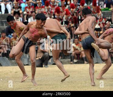 Bildnummer : 58889284 Datum : 05.12.2012 Copyright : imago/Xinhua KOHIMA, 5 décembre 2012 - les tribus Naga dansent pendant le festival Hornbill à Kohima, capitale de l état du Nagaland en Inde, le 5 décembre 2012. Le festival Hornbill du Nagaland, qui célèbre le patrimoine culturel des seize tribus Naga, se déroule chaque année du 1 au 7 décembre. (Xinhua/Stringer) autorisé par ytfs INDIA-KOHIMA-HORNBILL FESTIVAL PUBLICATIONxNOTxINxCHN Gesellschaft Land Leute traditionell Volksgruppe x0x xac 2012 quadrat Aufmacher 58889284 Date 05 12 2012 Copyright Imago XINHUA Kohima DEC 5 2012 Naga Tribesmen danse pendant HOR Banque D'Images