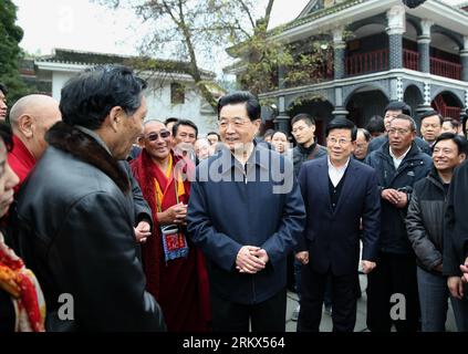 Bildnummer: 58889945  Datum: 06.12.2012  Copyright: imago/Xinhua (121206) -- BEIJING, Dec. 6, 2012 (Xinhua) -- Chinese President Hu Jintao (C) talks with tourists at the Memorial of Zunyi Meeting in Zunyi during an inspection tour in southwest China s Guizhou Province from Dec. 1 to 6, 2012. (Xinhua/Ju Peng) (hdt) CHINA-GUIZHOU-HU JINTAO-INSPECTION (CN) PUBLICATIONxNOTxINxCHN People Politik xdp x0x 2012 quer premiumd      58889945 Date 06 12 2012 Copyright Imago XINHUA  Beijing DEC 6 2012 XINHUA Chinese President HU Jintao C Talks With tourists AT The Memorial of Zunyi Meeting in Zunyi during Stock Photo