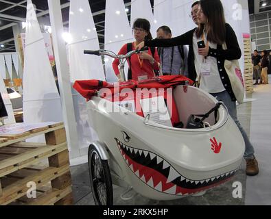 Bildnummer : 58893909 Datum : 07.12.2012 Copyright : imago/Xinhua (121207) -- HONG KONG, 7 décembre 2012 (Xinhua) -- les visiteurs regardent un design de vélo exotique exposé à la 8e exposition Inno Design Tech dans le sud de la Chine, Hong Kong, le 7 décembre 2012. L'exposition de trois jours a débuté jeudi au Hong Kong Convention and Exhibition Center, avec plus de 350 exposants de 11 pays et régions. (Xinhua/Zhao Yusi) (lx) CHINA-HONG KONG-DESIGN TECH EXPO (CN) PUBLICATIONxNOTxINxCHN Wirtschaft Messe Design Designmesse x0x xmb 2012 quer 58893909 Date 07 12 2012 Copyright Imago XINHUA Hong Kong DEC Banque D'Images