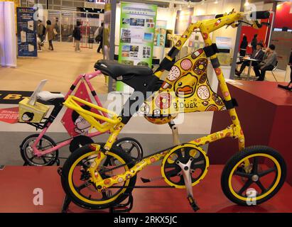 Bildnummer : 58893906 Datum : 07.12.2012 Copyright : imago/Xinhua (121207) -- HONG KONG, 7 décembre 2012 (Xinhua) -- deux bicyclettes sont exposées à la 8e exposition Inno Design Tech dans le sud de la Chine, Hong Kong, le 7 décembre 2012. L'exposition de trois jours a débuté jeudi au Hong Kong Convention and Exhibition Center, avec plus de 350 exposants de 11 pays et régions. (Xinhua/Zhao Yusi) (lx) CHINA-HONG KONG-DESIGN TECH EXPO (CN) PUBLICATIONxNOTxINxCHN Wirtschaft Messe Design Designmesse x0x xmb 2012 quer 58893906 Date 07 12 2012 Copyright Imago XINHUA Hong Kong décembre 7 2012 XINHUA Two B. Banque D'Images
