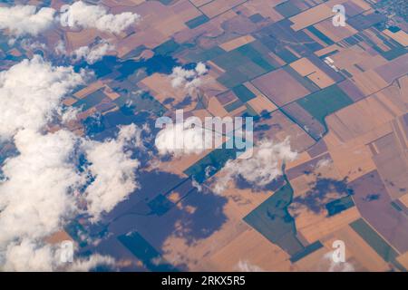 Champs géométriquement formés et l'ombre des nuages sur les champs Banque D'Images