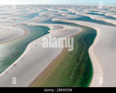 Vue aérienne de Lencois Maranhenses. Dunes de sable blanc avec piscines d'eau douce et transparente. Désert. Barreirinhas. Etat de Maranhao. Brésil Banque D'Images