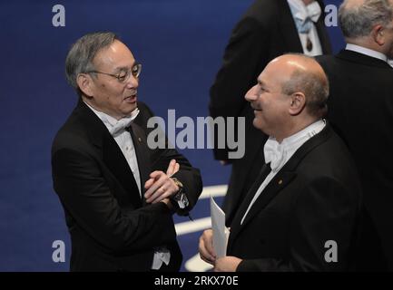 Bildnummer: 58903934  Datum: 10.12.2012  Copyright: imago/Xinhua STOCKHOLM, Dec. 10, 2012 (Xinhua) -- U.S. Secretary of Energy Steven Chu (L) talks as he attends the 2012 Nobel Prize ceremony in Stockholm, Sweden, Dec. 10, 2012. (Xinhua/Wu Wei) (zw) SWEDEN-STOCKHOLM-NOBEL-PRIZE-CEREMONY PUBLICATIONxNOTxINxCHN Politik Kultur People Nobelpreis Friedensnobelpreis Ehrung Nobelpreisträger EU Europäische Union premiumd x1x xac 2012 quer     58903934 Date 10 12 2012 Copyright Imago XINHUA Stockholm DEC 10 2012 XINHUA U S Secretary of Energy Steven Chu l Talks As he Attends The 2012 Nobel Prize Ceremo Stock Photo