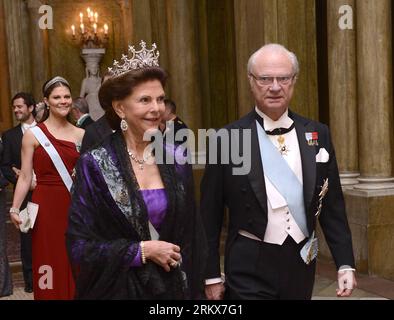 Le roi suédois Carl XVI Gustaf R et la reine Silvia arrivent pour le banquet royal organisé pour les lauréats du prix Nobel au palais royal de Stockholm, capitale de la Suède, le 11 décembre 2012. Xinhua/Wu Wei SUÈDE-STOCKHOLM-ROYAL BANQUET-NOBEL PUBLICATIONxNOTxINxCHN Banque D'Images