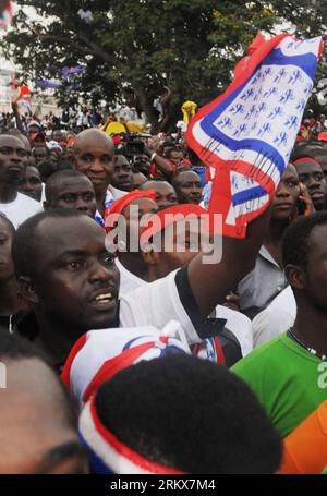 Bildnummer : 58908866 Datum : 11.12.2012 Copyright : imago/Xinhua les partisans de la principale opposition du Ghana, le Nouveau Parti patriotique (NPP), se rassemblent devant le siège du NPP à Accra, Ghana, le 11 décembre 2012. (Xinhua/Sabina Adu Wusu) GHANA-ÉLECTION-PARTI D'OPPOSITION PUBLICATIONxNOTxINxCHN Politik Wahl Wahlkampf Anhänger x1x xac 2012 hoch 58908866 Date 11 12 2012 Copyright Imago XINHUA partisans du Ghana S principal opposition Nouveau Parti patriotique NPP se réunissent devant le siège du NPP à Accra Ghana DEC 11 2012 XINHUA Sabina Wusu Ghana ÉLECTION Parti de l'opposition PUBLICATIONxNOTxINxCHN choix politique El Banque D'Images