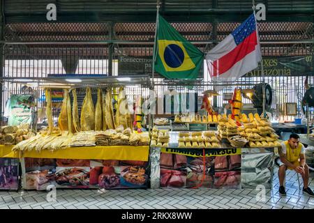 Poisson pirarucu géant ou poisson Arapaima gigas accroché dans la section du marché aux poissons, hall de marché Adolpho Lisboa, Manaus, État d'Amazonie, Brésil Banque D'Images