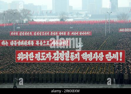 Bildnummer : 58917947 Datum : 14.12.2012 Copyright : imago/Xinhua (121214) -- PYONGYANG, 14 décembre 2012 (Xinhua) -- des officiers militaires, des soldats et des civils se réunissent pour célébrer le lancement réussi du satellite Kwangmyongsong-3 à Pyongyang, capitale de la République populaire démocratique de Corée (RPDC), le 14 décembre 2012. Selon le média officiel de la RPDC KCNA, une fusée Unha-3 transportant la deuxième version du satellite Kwangmyongsong-3 a décollé du Centre spatial Sohae dans le comté de Cholsan, province de Phyongan Nord, le 12 décembre. (Xinhua/du Baiyu) (lr) RPDC-PYONGYANG-SATELLITE-CELEBRAT Banque D'Images