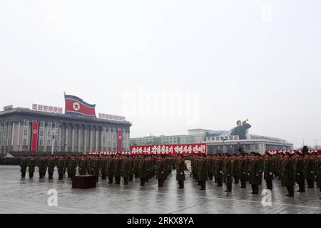 Bildnummer : 58917952 Datum : 14.12.2012 Copyright : imago/Xinhua (121214) -- PYONGYANG, 14 décembre 2012 (Xinhua) -- des officiers militaires, des soldats et des civils se réunissent pour célébrer le lancement réussi du satellite Kwangmyongsong-3 à Pyongyang, capitale de la République populaire démocratique de Corée (RPDC), le 14 décembre 2012. Selon le média officiel de la RPDC KCNA, une fusée Unha-3 transportant la deuxième version du satellite Kwangmyongsong-3 a décollé du Centre spatial Sohae dans le comté de Cholsan, province de Phyongan Nord, le 12 décembre. (Xinhua/Zeng Tao) (lr) RPDC-PYONGYANG-SATELLITE-CELEBRAT Banque D'Images