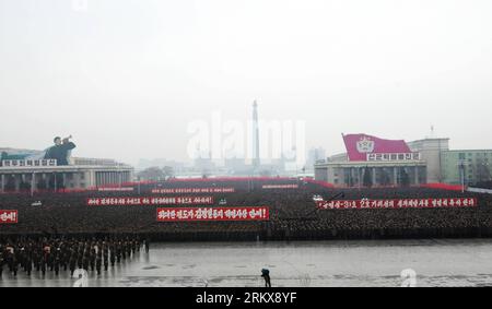 Bildnummer : 58917949 Datum : 14.12.2012 Copyright : imago/Xinhua (121214) -- PYONGYANG, 14 décembre 2012 (Xinhua) -- des officiers militaires, des soldats et des civils se réunissent pour célébrer le lancement réussi du satellite Kwangmyongsong-3 à Pyongyang, capitale de la République populaire démocratique de Corée (RPDC), le 14 décembre 2012. Selon le média officiel de la RPDC KCNA, une fusée Unha-3 transportant la deuxième version du satellite Kwangmyongsong-3 a décollé du Centre spatial Sohae dans le comté de Cholsan, province de Phyongan Nord, le 12 décembre. (Xinhua/du Baiyu) (lr) RPDC-PYONGYANG-SATELLITE-CELEBRAT Banque D'Images