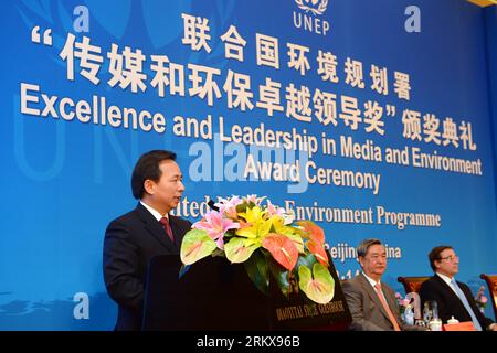 Bildnummer : 58919538 Datum : 14.12.2012 Copyright : imago/Xinhua (121214) -- BEIJING, 14 décembre 2012 (Xinhua) -- Li Ganjie, vice-ministre du ministère chinois de la protection de l'environnement, prend la parole lors de la cérémonie de remise des prix à Beijing, capitale de la Chine, le 14 décembre 2012. Le Programme des Nations Unies pour l'environnement (PNUE) a remis vendredi son premier prix d'excellence et de leadership dans les médias et l'environnement à Li Congjun, président de l'Agence de presse Xinhua. (Xinhua/Jin Liangkuai) (zkr) CHINA-BEIJING-UNEP-AWARD CEREMONY(CN) PUBLICATIONxNOTxINxCHN People Politik xjh x0x 2012 quer 58919538 Date 14 Banque D'Images