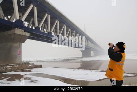 Bildnummer : 58920412 Datum : 14.12.2012 Copyright : imago/Xinhua (121214) -- ZHENGZHOU, 14 décembre 2012 (Xinhua) -- Un ouvrier vérifie un pont sur le fleuve jaune pour préparer l'ouverture du chemin de fer à grande vitesse Beijing-Guangzhou à Zhengzhou, capitale de la province du Henan en Chine centrale, 14 décembre 2012. La Chine est prête à ouvrir le plus long chemin de fer à grande vitesse du monde le 26 décembre, reliant Pékin et le centre économique du sud de Guangzhou, a annoncé vendredi le ministère des chemins de fer (MOR). Fonctionnant à une vitesse moyenne de 300 km/h, le train à grande vitesse Beijing-Guangzhou, long de 2 298 km, réduira les déplacements Banque D'Images