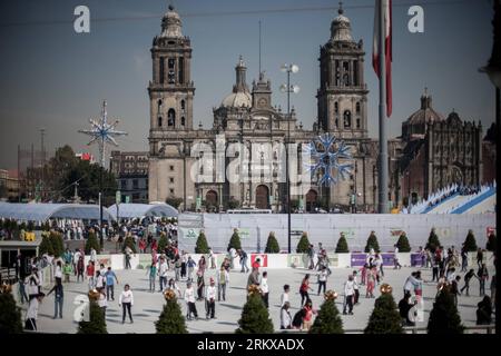 Bildnummer : 58928984 Datum : 17.12.2012 Copyright : imago/Xinhua (121217) -- MEXICO, 17 décembre 2012 (Xinhua) -- les résidents profitent du patinage sur glace à la patinoire gratuite installée sur la place de la Constitution à Mexico, capitale du Mexique, le 17 décembre 2012. Des centaines de personnes visitent la patinoire gratuite installée par le gouvernement de Mexico tous les jours, pendant la période de Noël. (Xinhua/Pedro Mera) MEXIQUE-MEXIQUE VILLE-VIE QUOTIDIENNE PUBLICATIONxNOTxINxCHN Gesellschaft Eisfläche Schlittschuhlaufen Stadtbild Weihnachten temps fort de l'hiver x0x xmb 2012 quer 58928984 Date 17 12 20 Banque D'Images