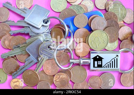 Des tas d'argent et un tas de clés, hypothèque, investissement, immobilier et concept d'affaires de propriété Banque D'Images