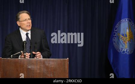 Bildnummer : 58944500 Datum : 21.12.2012 Copyright : imago/Xinhua (121221) -- WASHINGTON D.C., 21 décembre 2012 (Xinhua) -- Wayne LaPierre, vice-président exécutif de la National Rifle Association (NRA), prend la parole lors d'une conférence de presse à Washington D.C., 21 décembre 2012. La NRA, un puissant lobby américain des armes à feu, a appelé vendredi à des gardes armés pour chaque école du pays, comme réponse de l'industrie des armes à feu à la fusillade de masse dans l'école primaire Sandy Hook à Newtown, Connecticut. (Xinhua/Fang Zhe) US-WASHINGTON-NRA-NEWS CONFERENCE PUBLICATIONxNOTxINxCHN People Wirtschaft Politik PK Pressetermin P Banque D'Images