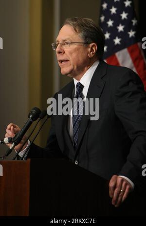 Bildnummer: 58944502  Datum: 21.12.2012  Copyright: imago/Xinhua (121221) -- WASHINGTON D.C., Dec. 21, 2012 (Xinhua) -- Wayne LaPierre, executive vice president of the National Rifle Association (NRA), speaks during a news conference in Washington D. C. Dec. 21, 2012. NRA, a powerful U.S. gun lobby, on Friday called for armed guards for every school in the country, as the response of the gun industry to the mass shooting in Sandy Hook Elementary School in Newtown, Connecticut. (Xinhua/Fang Zhe) US-WASHINGTON-NRA-NEWS CONFERENCE PUBLICATIONxNOTxINxCHN People Wirtschaft Politik PK Pressetermin P Stock Photo